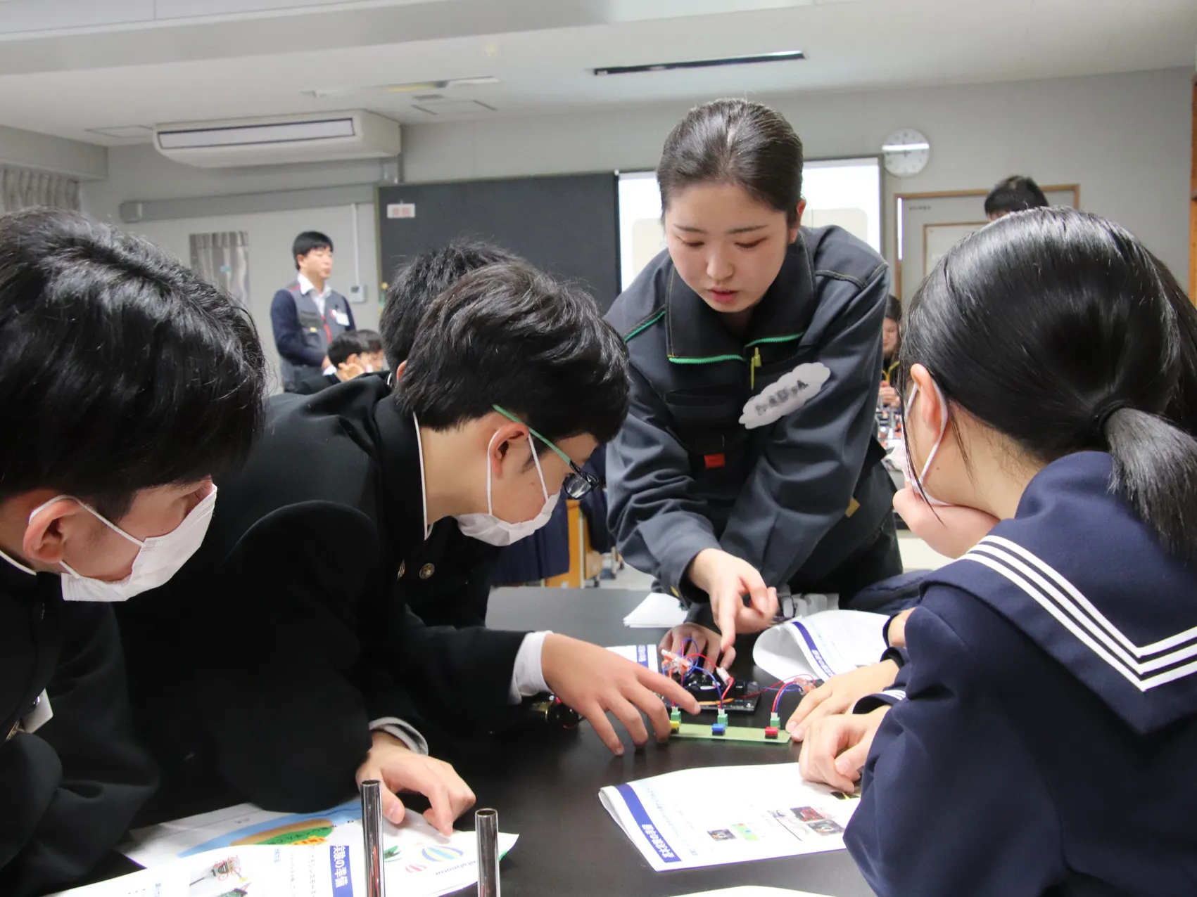 中学校での出前実験教室（山形県鶴岡市）