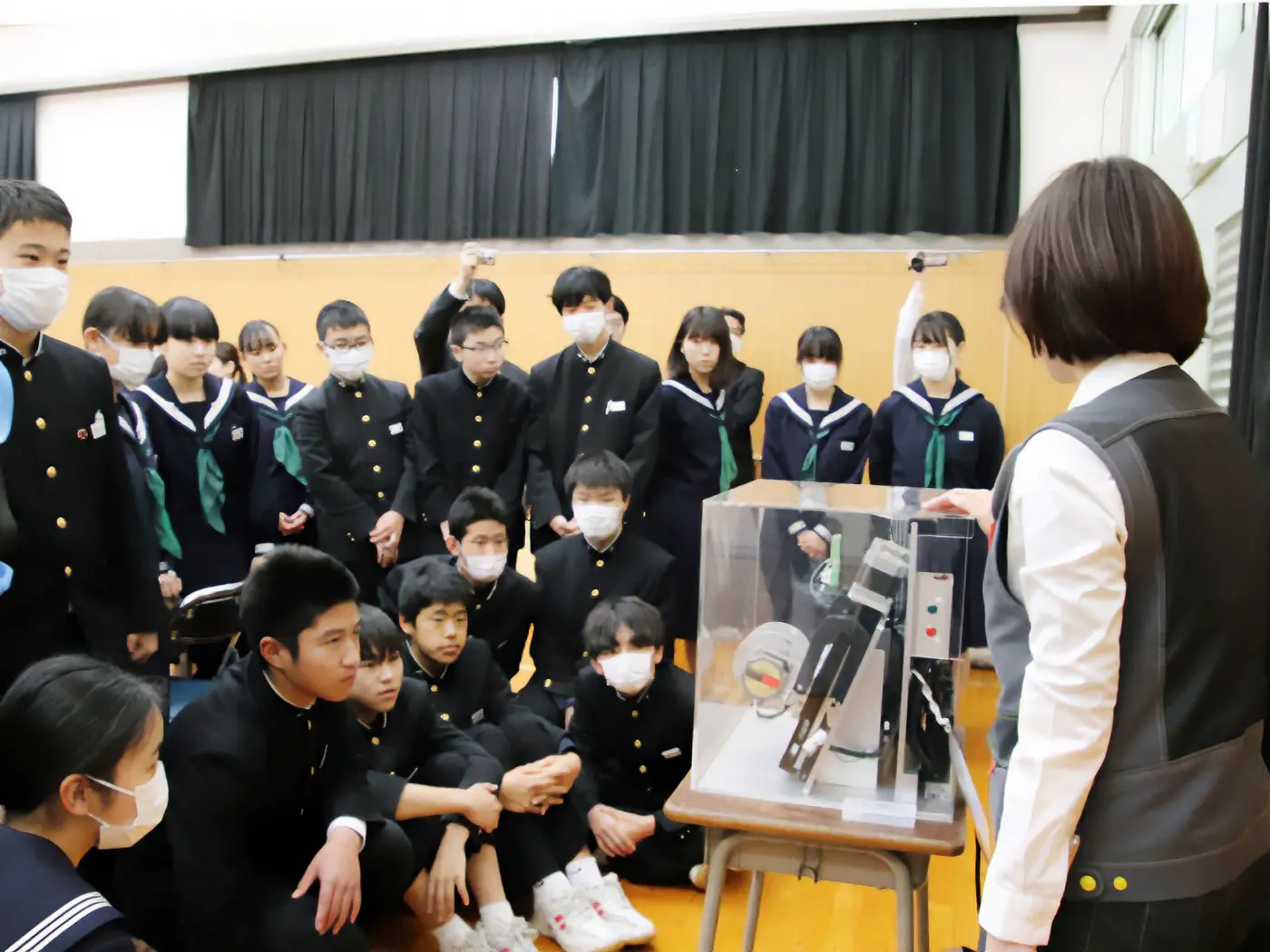 中学校での出前実験教室（香川県）