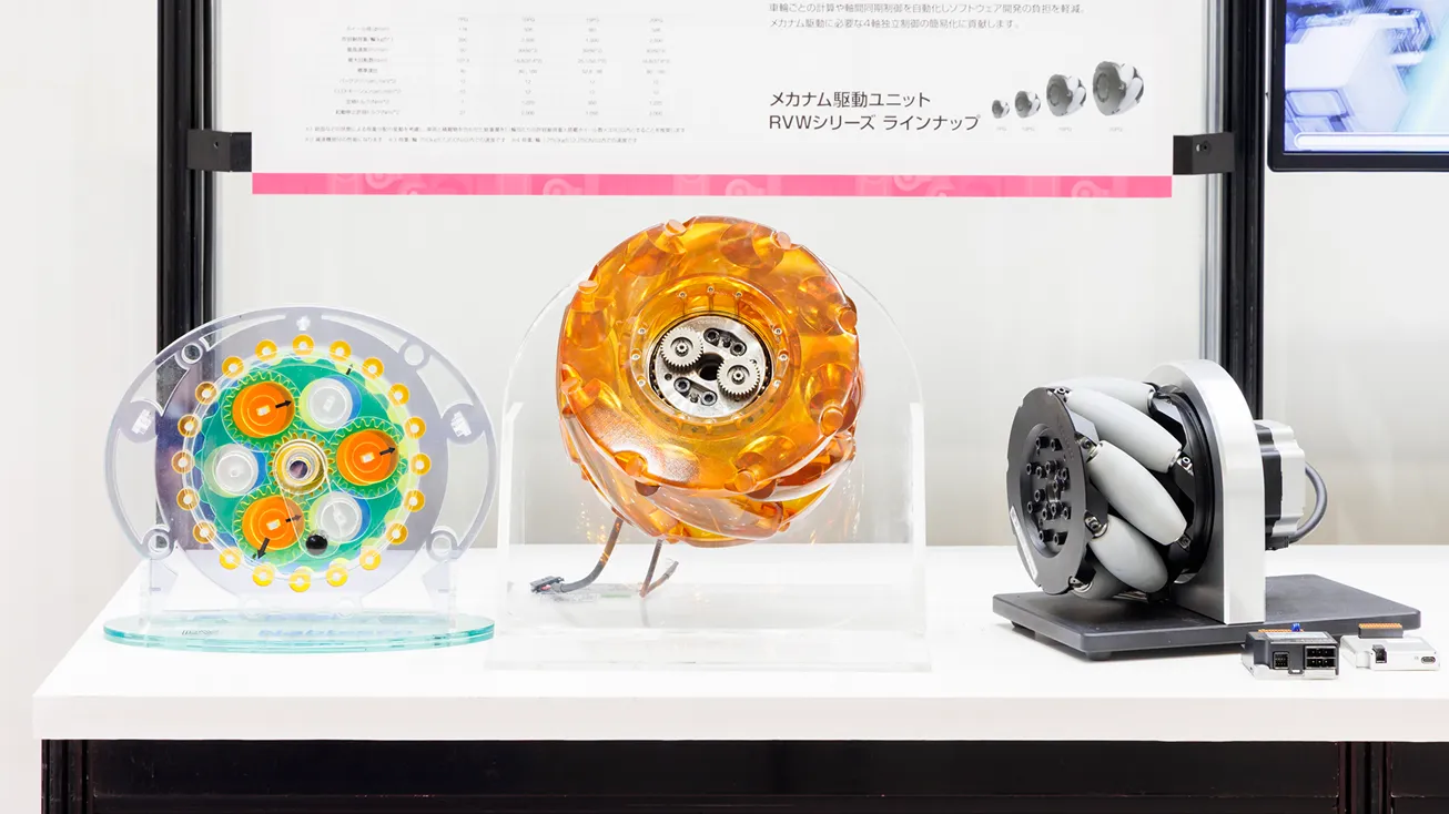 内部構造が見える透明なモデルや、実際に駆動するメカナムホイールなどのメカナム駆動ユニットRVWシリーズのラインナップ。