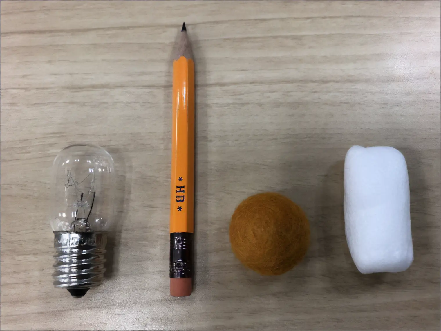 電球、鉛筆、毛糸玉、クッション材