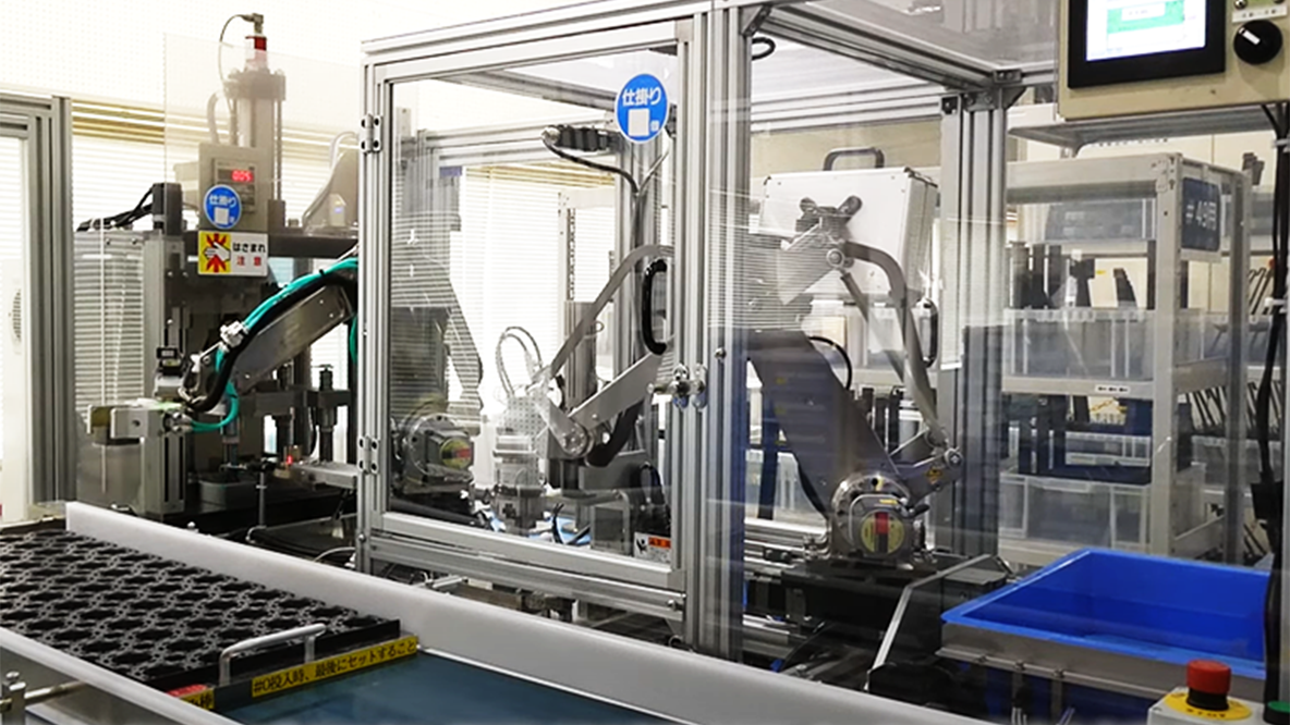 小型ロボットOVRが組み込まれ、部品の加工工程を自動化している生産設備