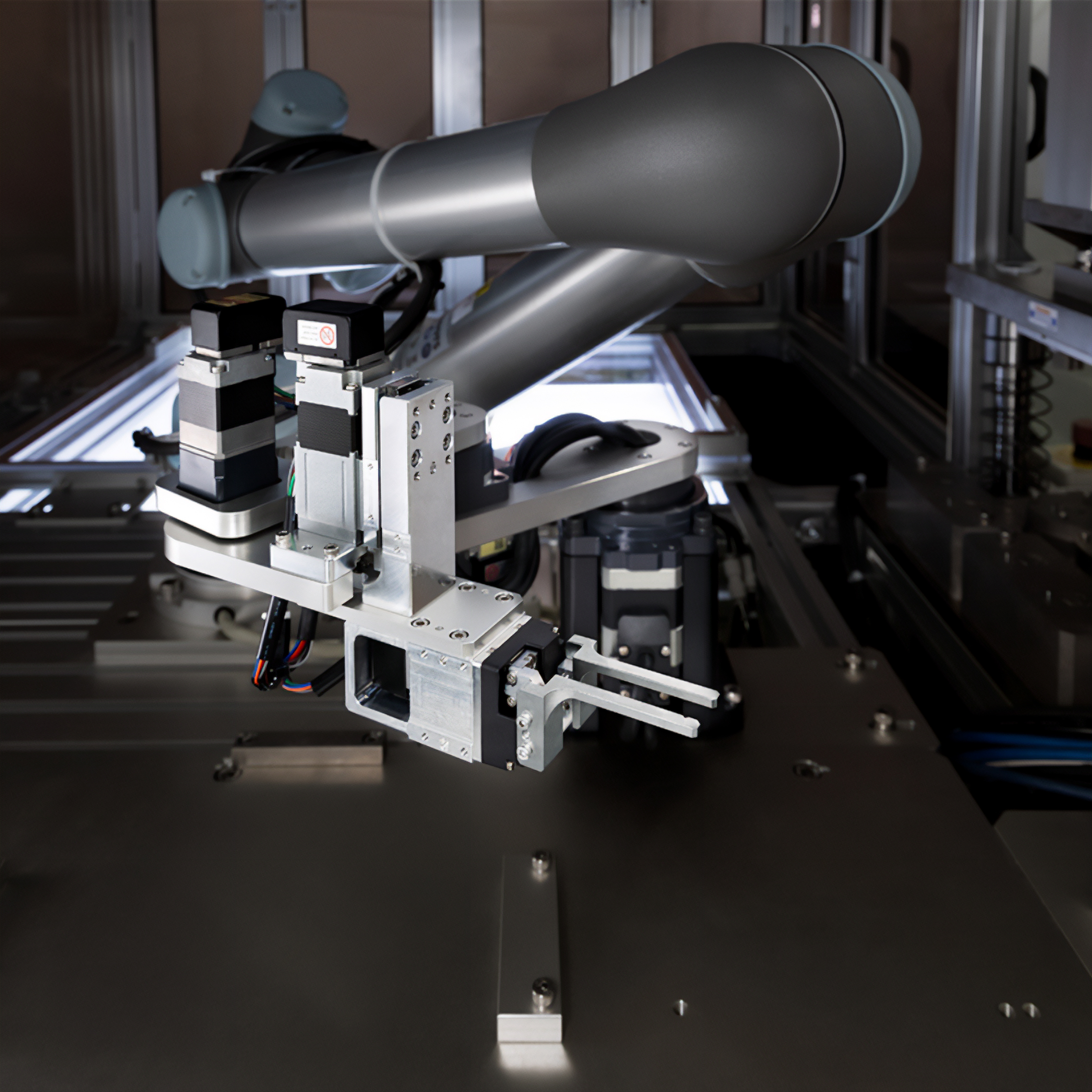 部品圧入モジュール　省スペースな水平スカラロボット（手前）で産業用ロボットアーム下の限られたスペースを有効活用