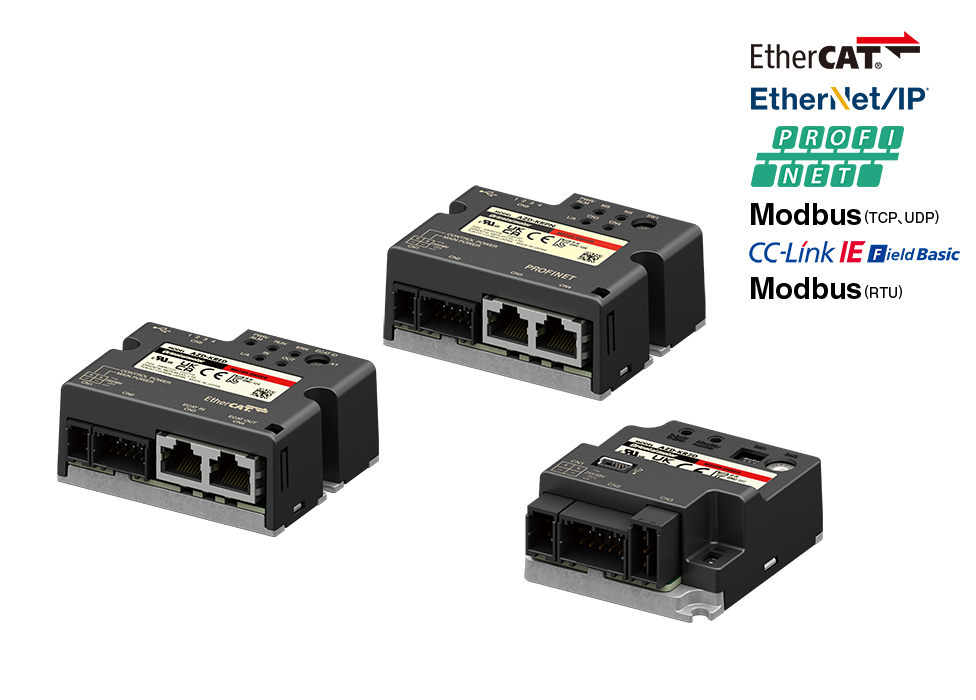 EtherCAT、EtherNet/IP、PROFINET、Modbus、CC-Link IE Field Basicなど複数の通信プロトコルに対応した3種類の産業用小型ドライバモジュールが並ぶ。