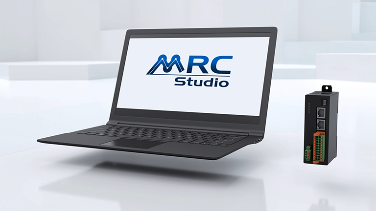MRC Studioロボットプログラミング環境 - 黒いノートパソコンにMRC Studioソフトウェアのロゴを表示